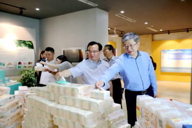 2019年 5月22日，時任浙江省社會組織綜合黨委專職副書記、省民政廳社會組織管理局局長蔡國華蒞臨景興紙業(yè)調(diào)研企業(yè)發(fā)展情況和黨建工作